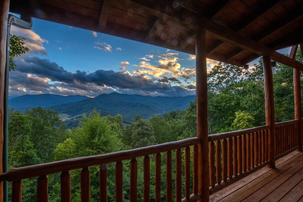 Luxury 4200 Sqft Log Cabin on 50 Acres Sleeps 16