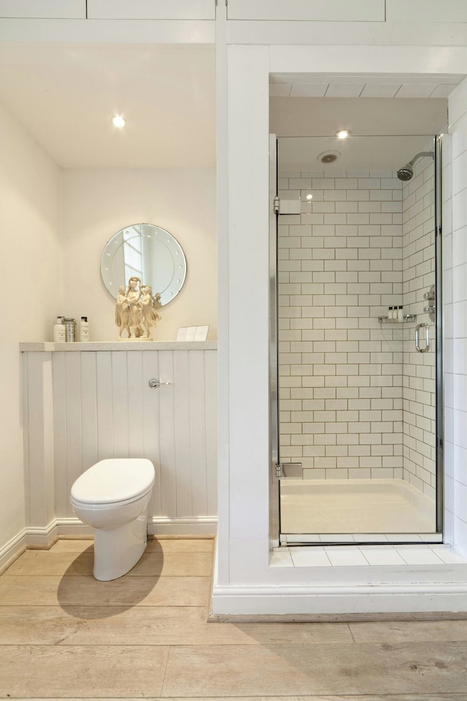 Bassett Road IV by Onefinestay