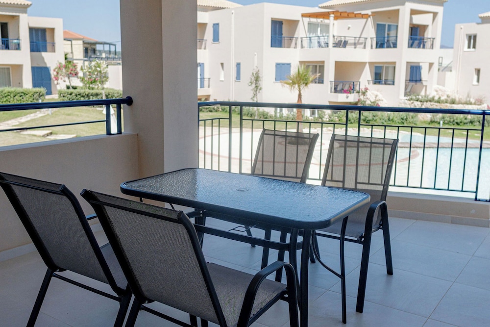Phaedrus Living: Seaside Thalassa Cretan D101