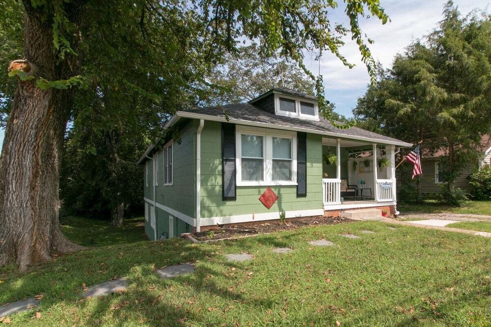 Clarksville Cottage on Crossland