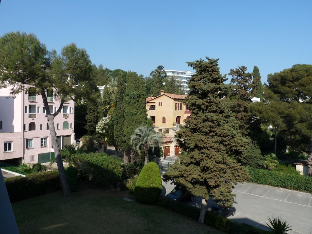 Two Bedroom Apartment Near the Beach in Cannes Terrace and Aircon - 814