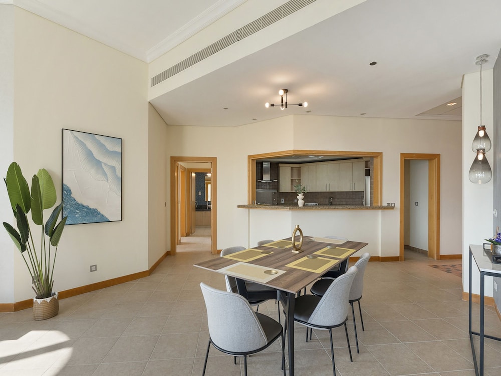 Short-stay at Al Haseer - 4 Beds Palm Holiday Apt