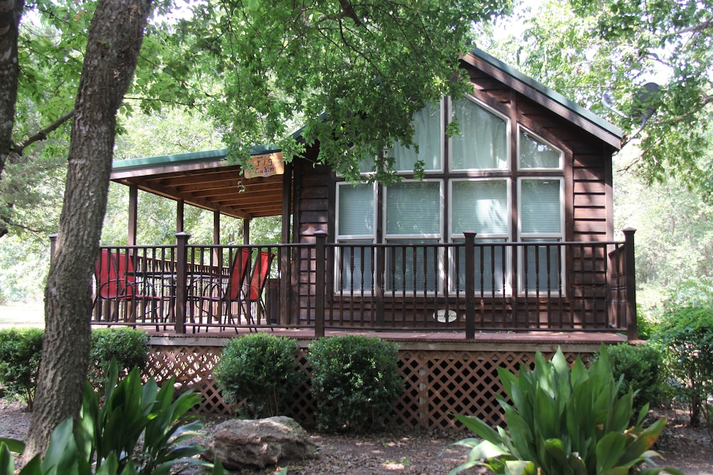 Mendelbaum Winery Guest Cabins
