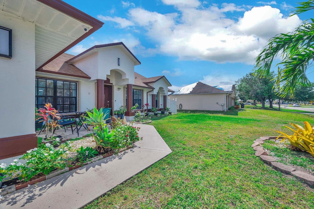 Outdoor Relaxation! Port St Lucie Family Home