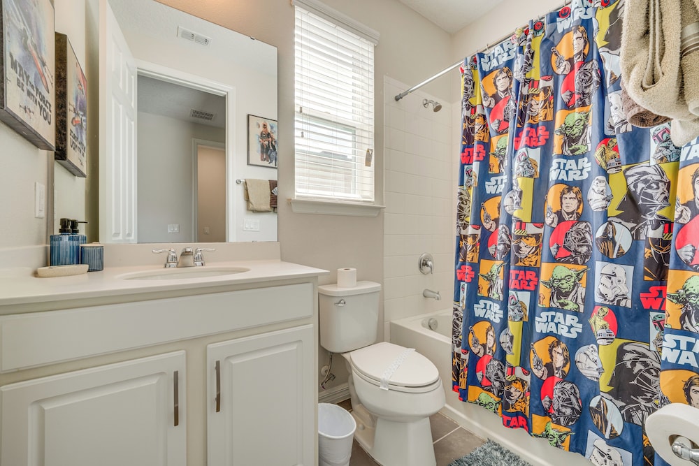Home Near Theme Parks in Kissimmee: Family Perks!
