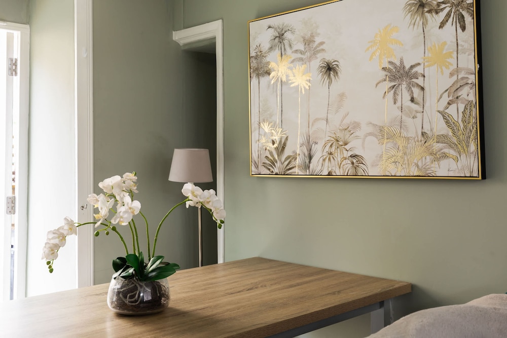Stylish 4-bedroom Townhouse in the Heart of Bath