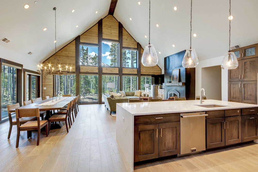 2 Mi to Big Sky Resort: Luxe Mtn-view Retreat!
