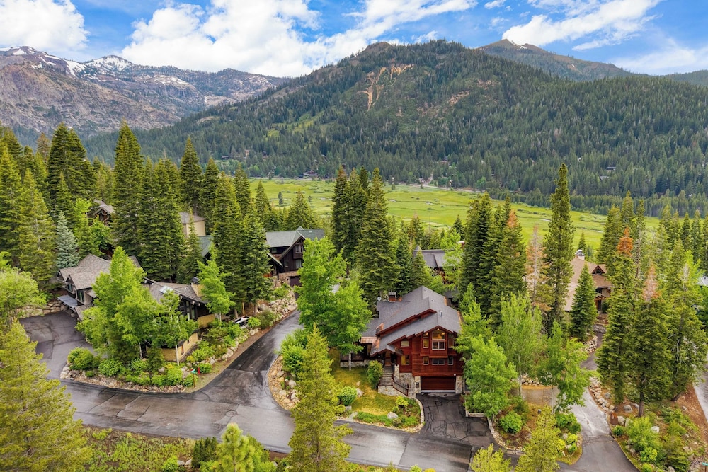 Cedars at Palisades by Avantstay Hot Tub, Resort Access, and Mountain Views