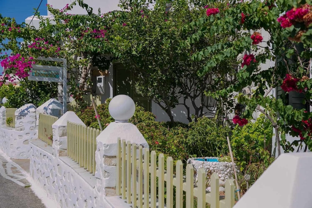 Leonardos Apartments