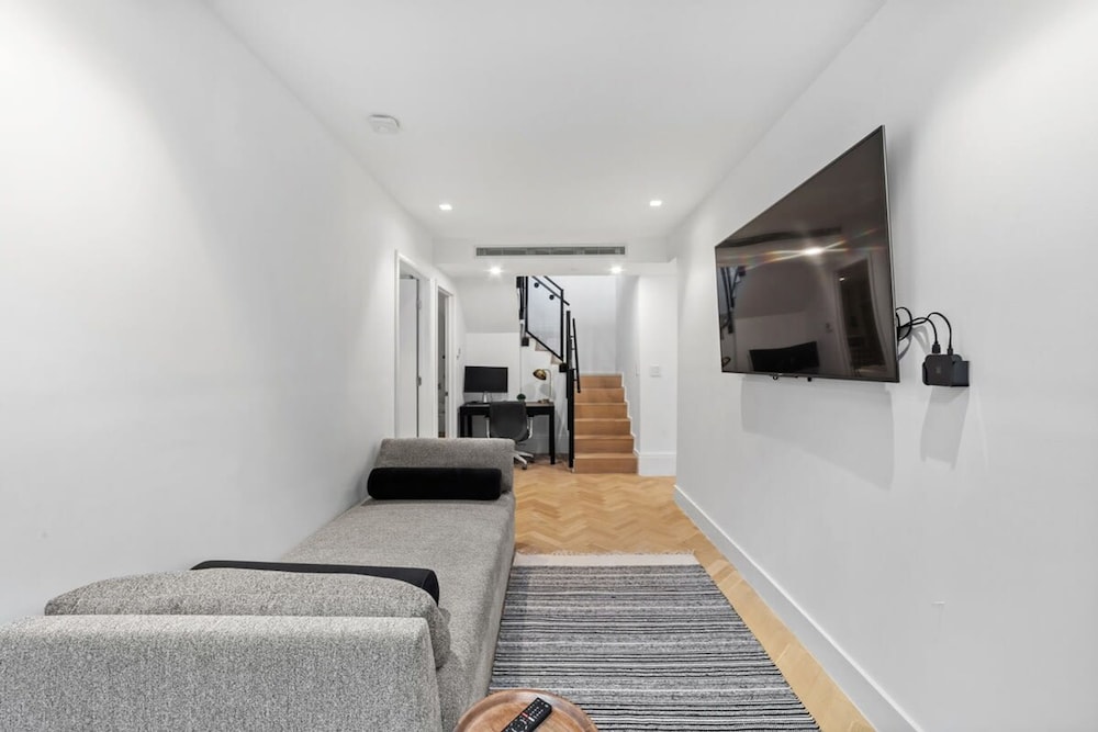 Clinton by Rovetravel 3BR Duplex w Backyard