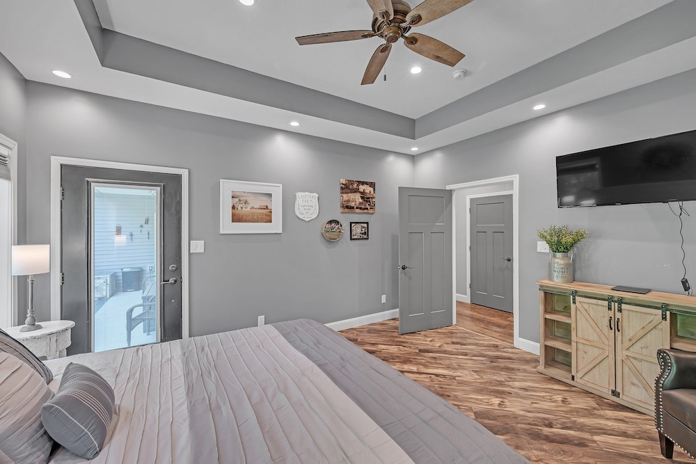 Lakeside Retreat With Hot Tub & Game Room 3 Bedroom Home
