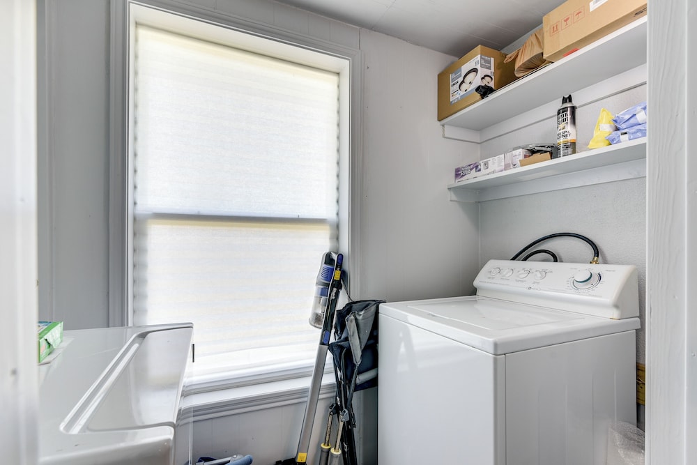 2 Mi to Public Beach: Pet-friendly Freeport Home!