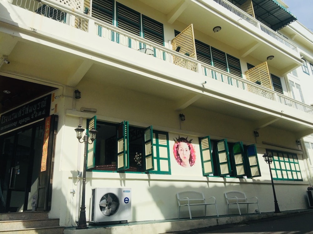 Srisomboon Hostel