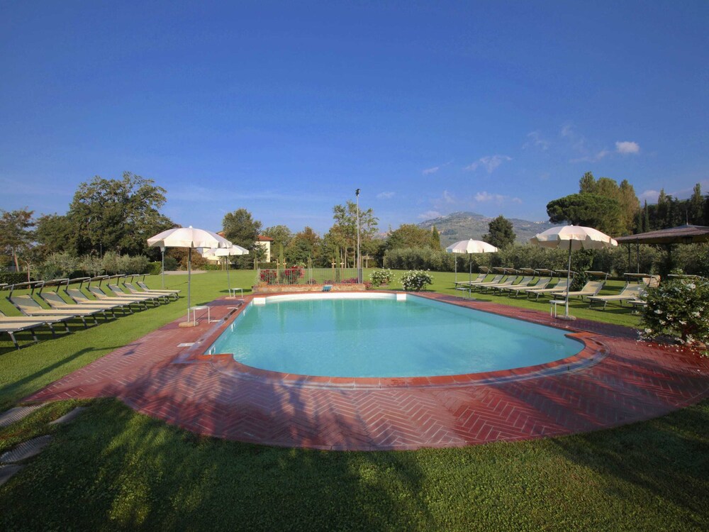 Agriturismo near Cortona with Spacious Garden & Swimming Pool