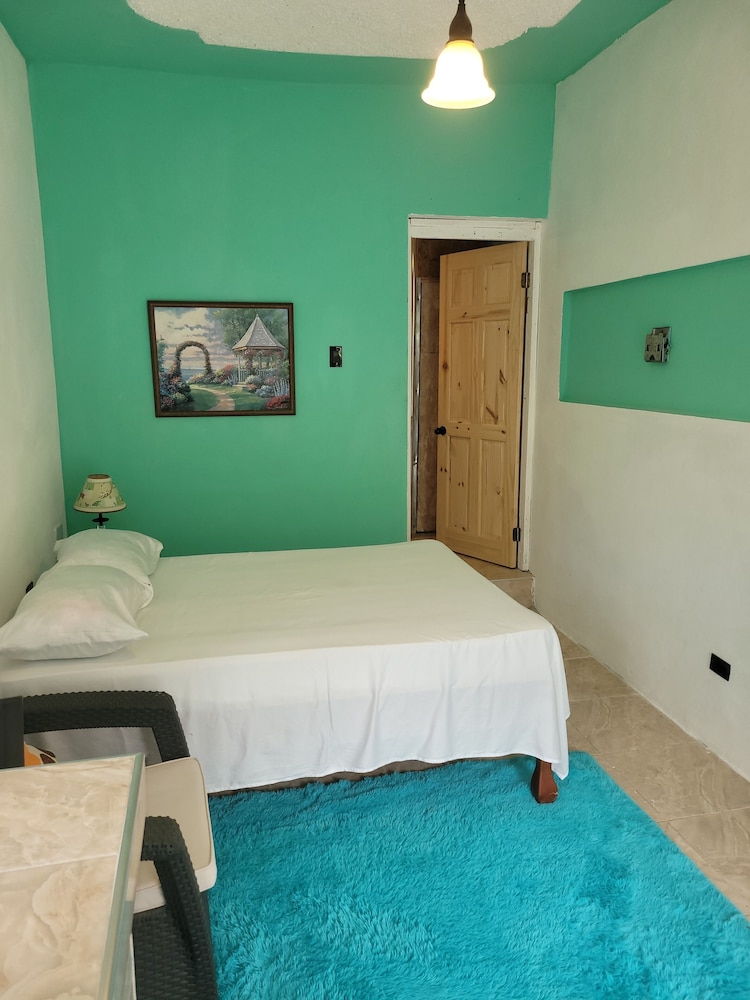 Cozy studio apartment with private parking