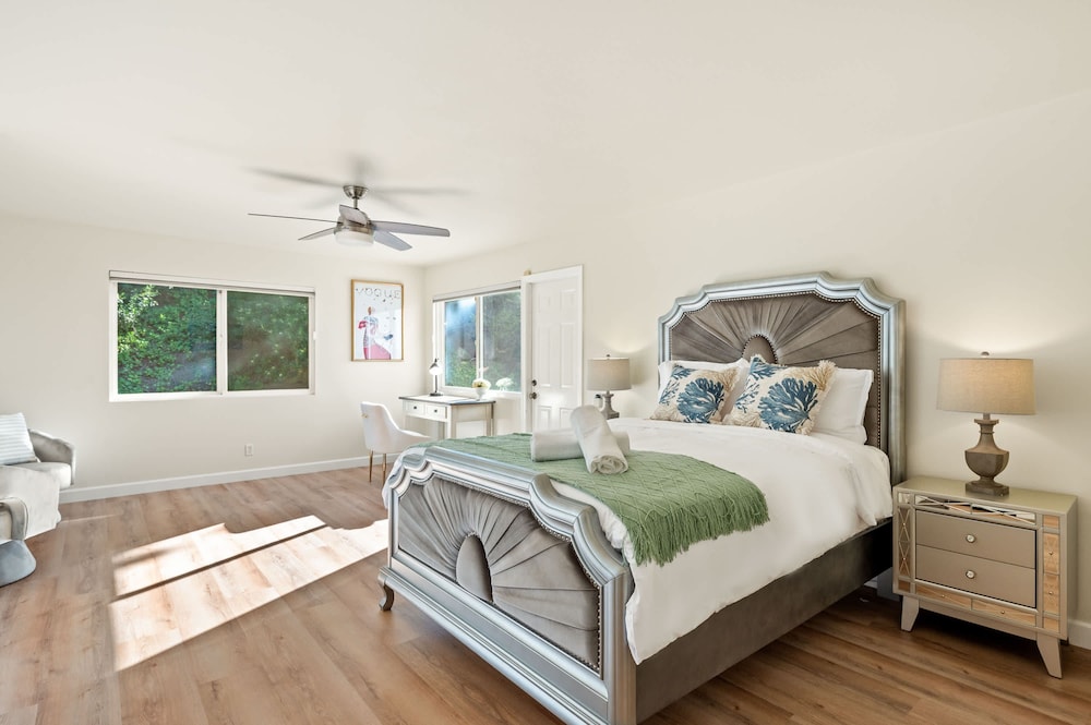 Spacious Retreat With Scenic Mountain Views