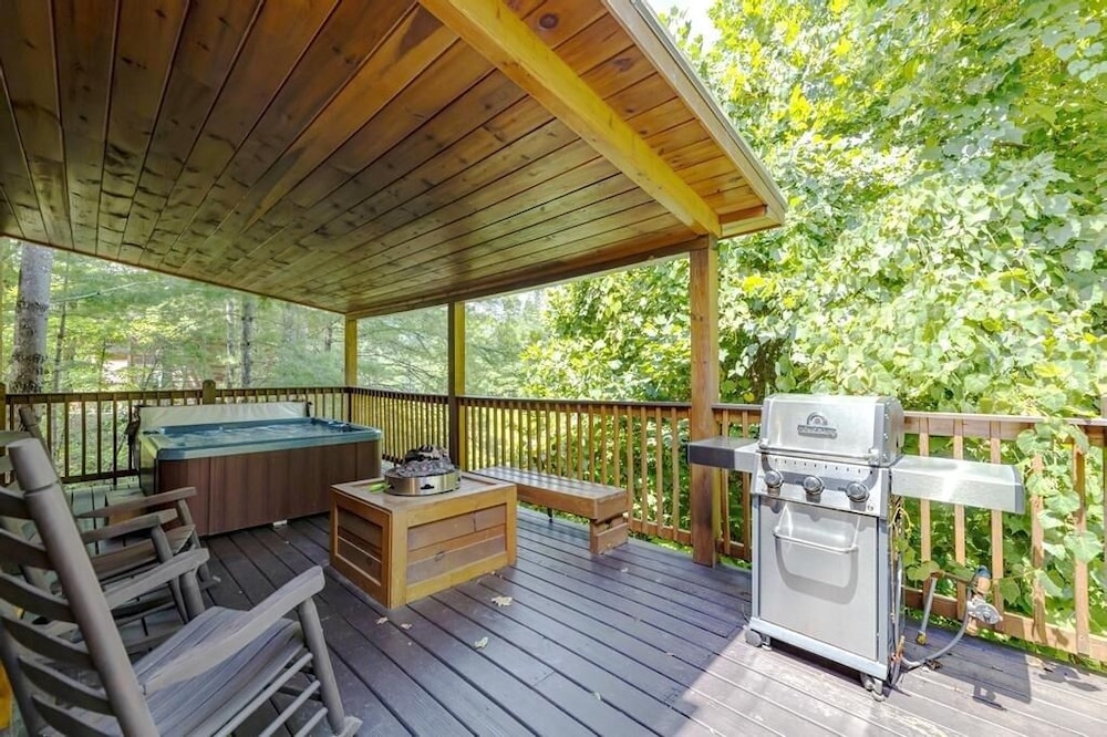 A Suite Mountain - 2 Bedrooms, 1 Baths, Sleeps 6 Cabin by RedAwning