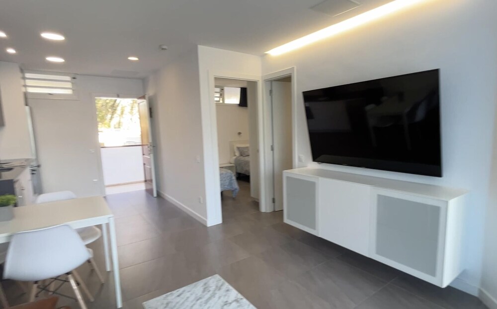 Renovated Apartment by the Beach and Yumbo Centre