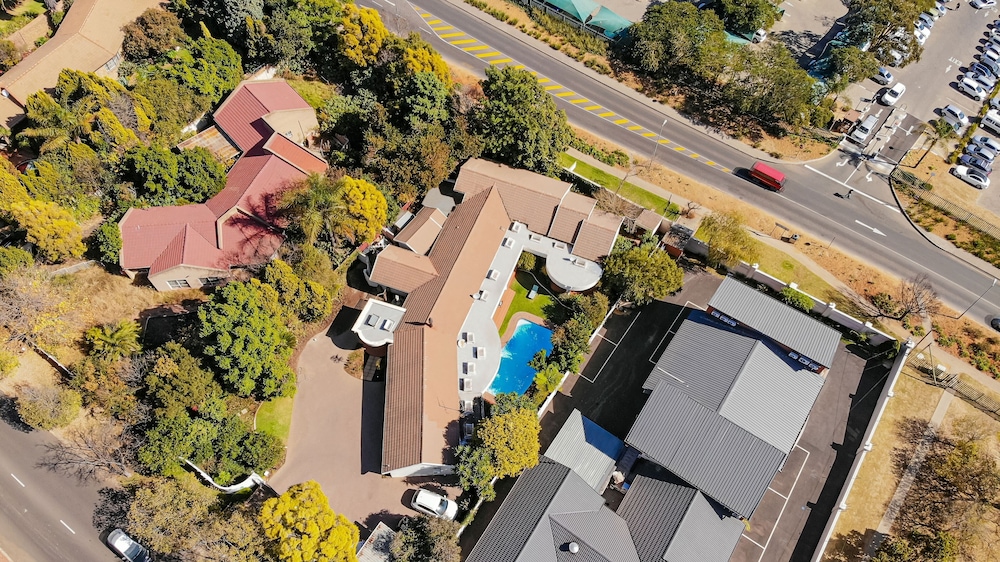Woodmead Guest Lodge