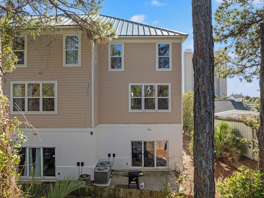 Sailors Cove: 5-bedroom, 4.5 Baths, Sleeps 12! Steps Away From the Beach!