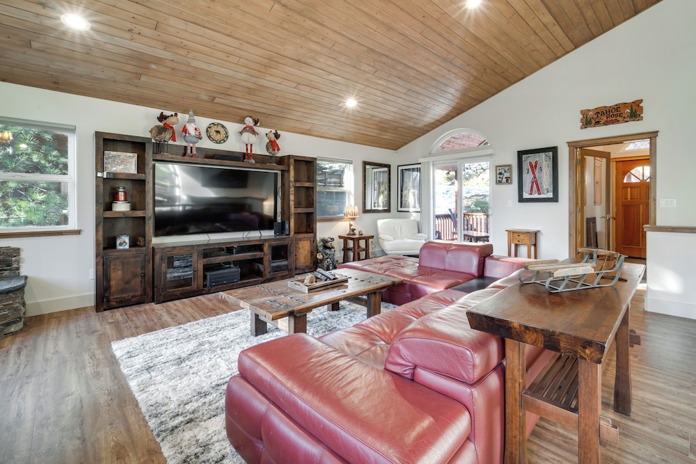 Near Downhill Ski Resort! Hot Tub Haven in Truckee