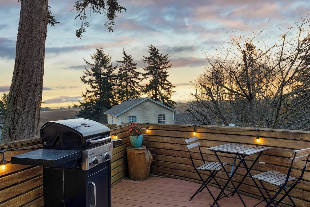 Deck Views, Fire Pit, Pool, 3 Mins to Beach Madrona Tree Retreat by Avantstay