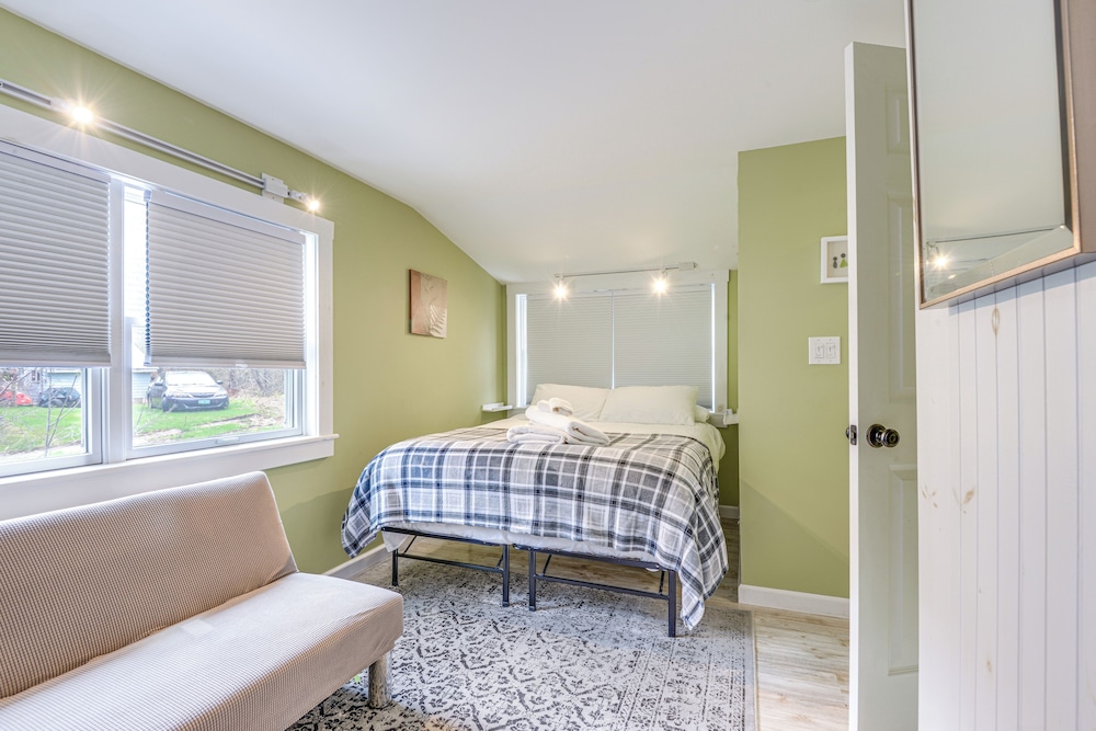 2 Mi to Mt Snow: Warm & Cozy Family Winter Retreat