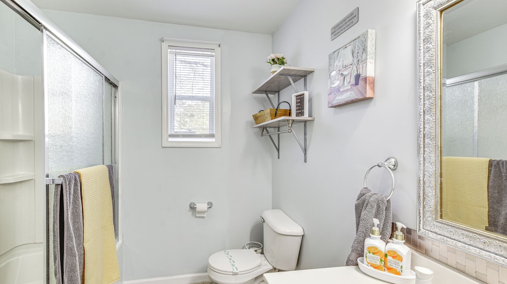 9 Mi to Downtown: Sanford Home w/ Hot Tub