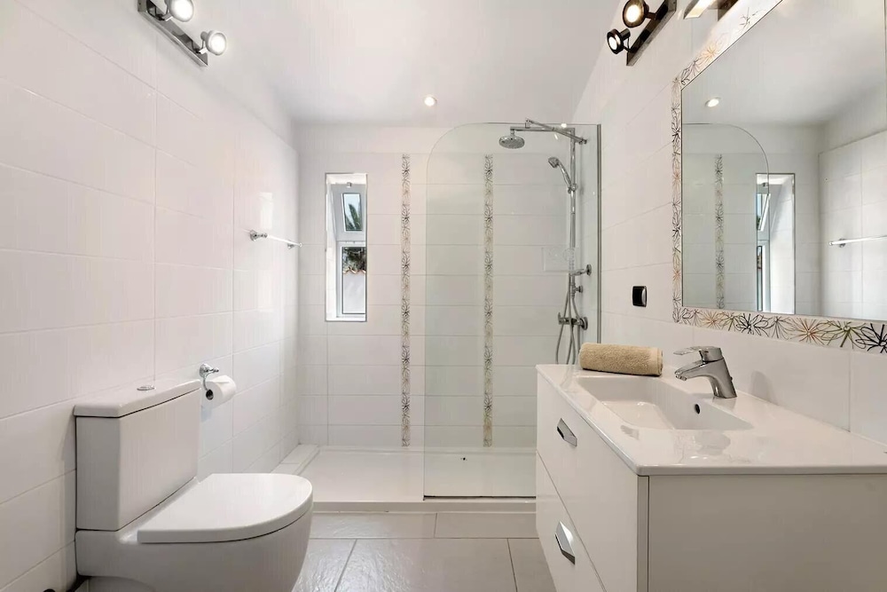 3 Bed Villa - Sleeps 6 - Pool - Hottub- Parking