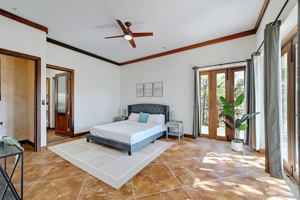Luxury Lakefront Escape on Lake Travis