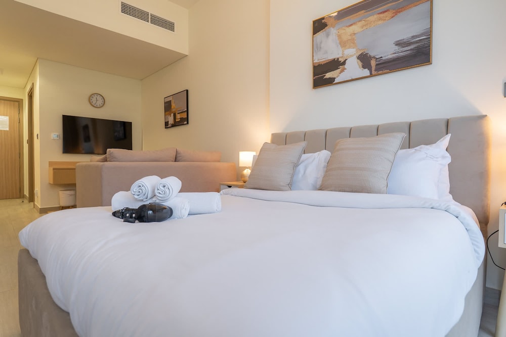 Stylish Studio Retreat in Riviera 33 Near Downtown