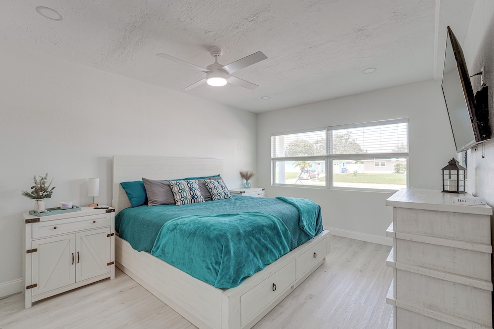 4 Mi to Beach! Furnished Outdoor Oasis in Seminole