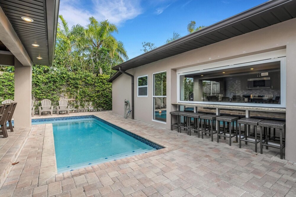 Island Time - Weekly Beach Rental 6 Bedroom Home by RedAwning view 3