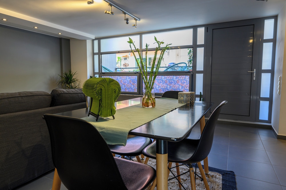 Gazi Metro APT Urban Balcony Oasis