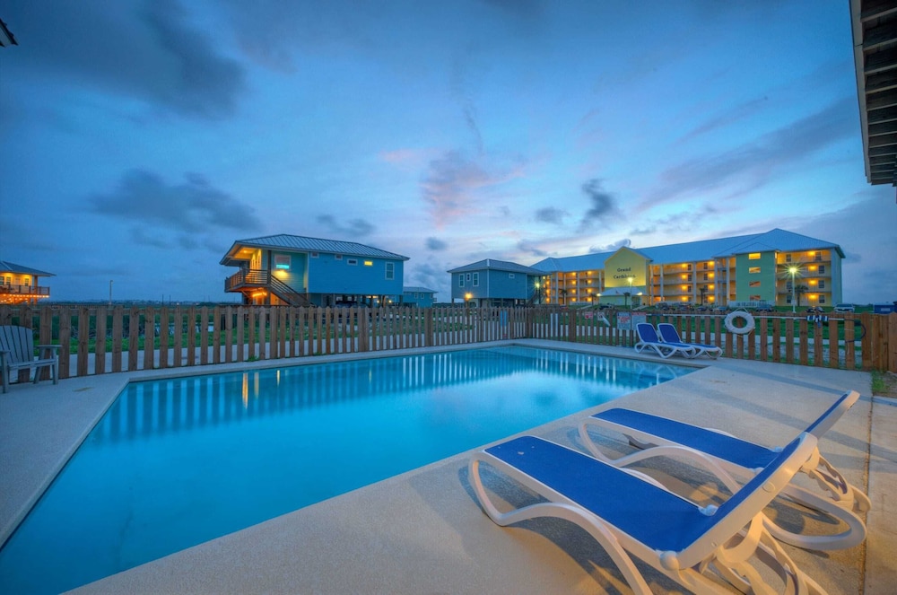 2 Homes, Sleeps 22 2 Private Pools, Firepit, Steps to Beach Boardwalk Access