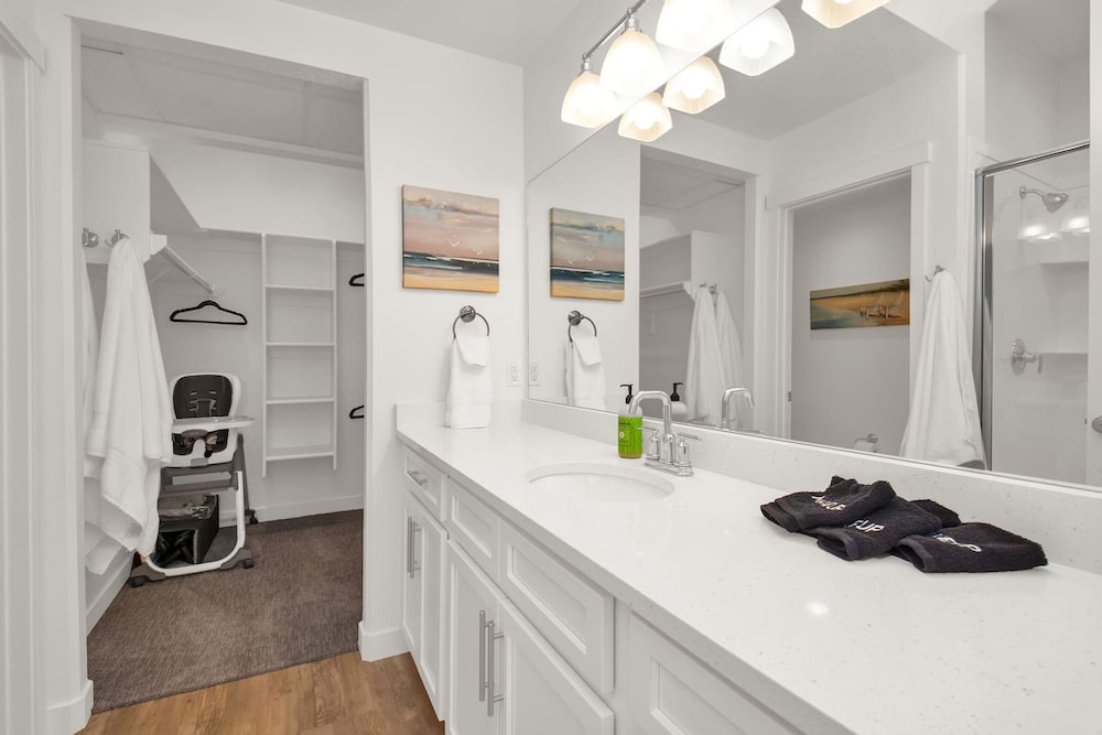 Bear Lake Table Downtown Garden City Townhome