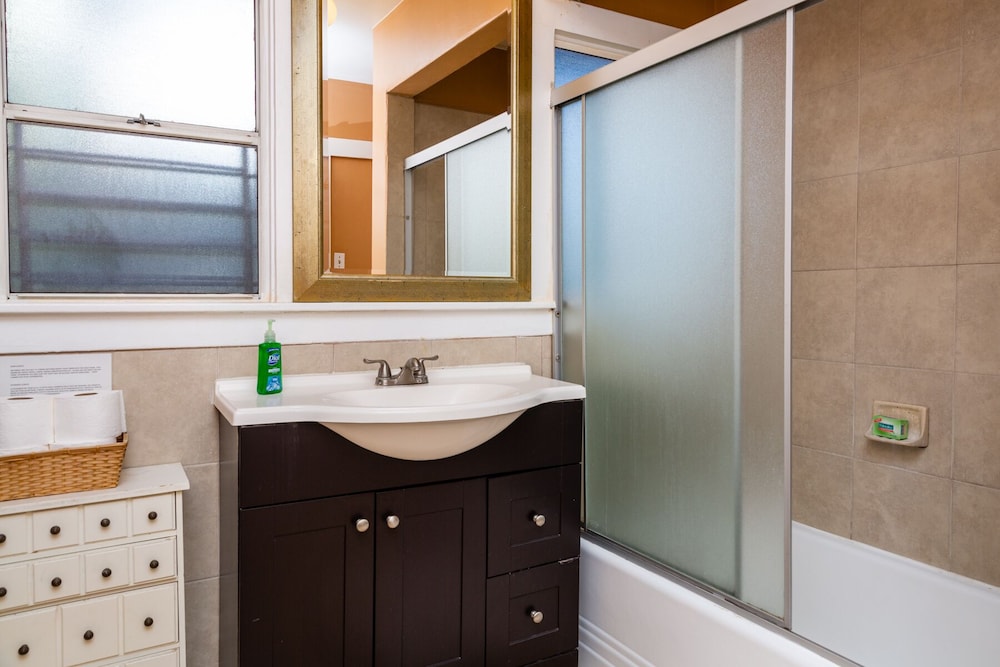 Hollywood Hills Suites