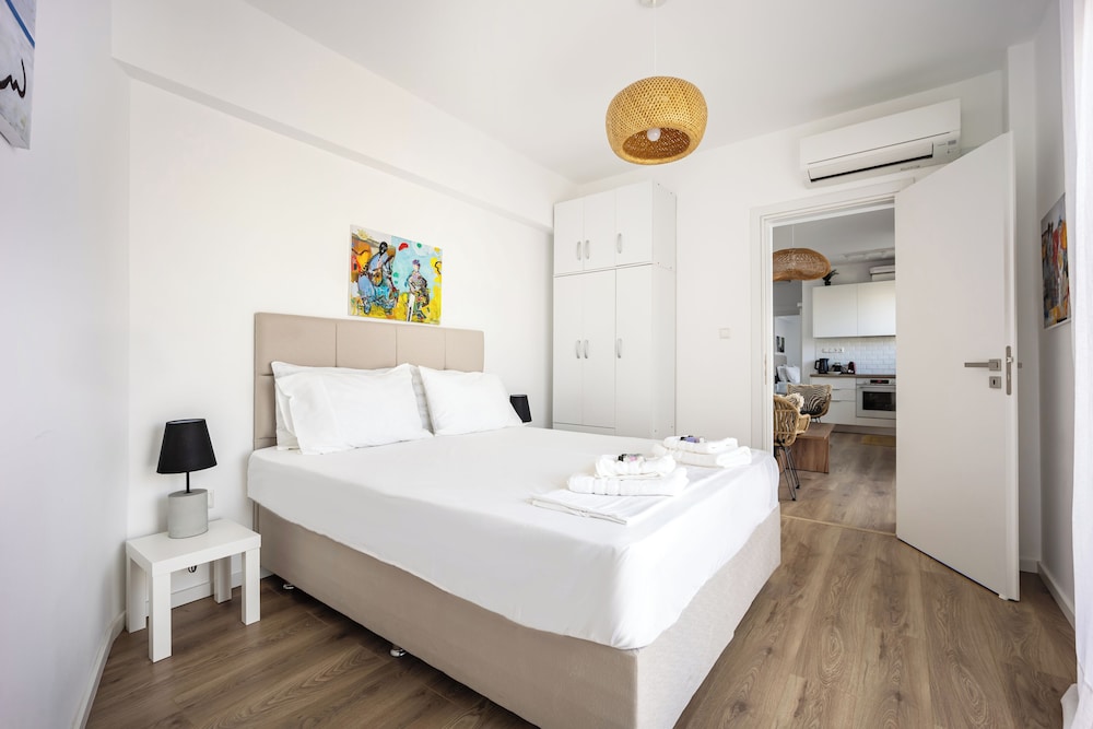 Cozy 2BR Near Metro Acropolis View