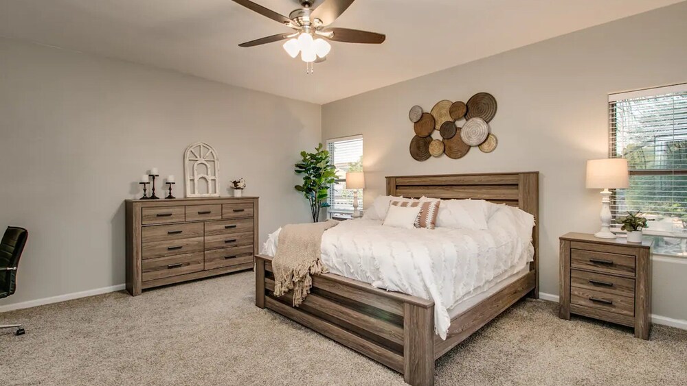 Massive 5 Bdrm Getaway W/pool, Hot Tub, Game Room!