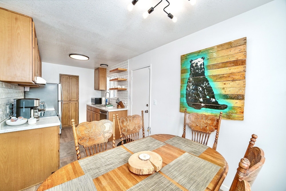The Green Cabin A Few Blocks To Lake Tahoe 833t 3 Bedroom Home
