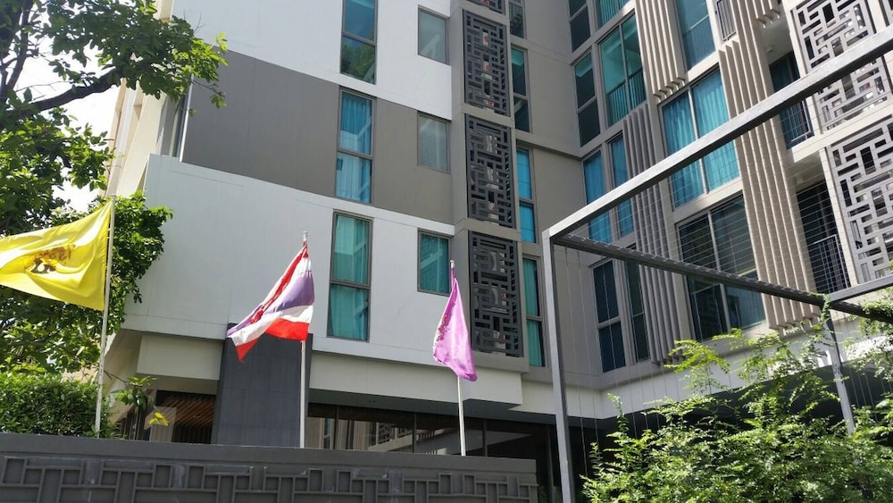 S39- 1 Bedroom Downtown Apt With Balcony and Pool