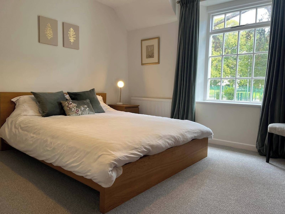Charming 3-bed Cottage - Private Garden & Parking