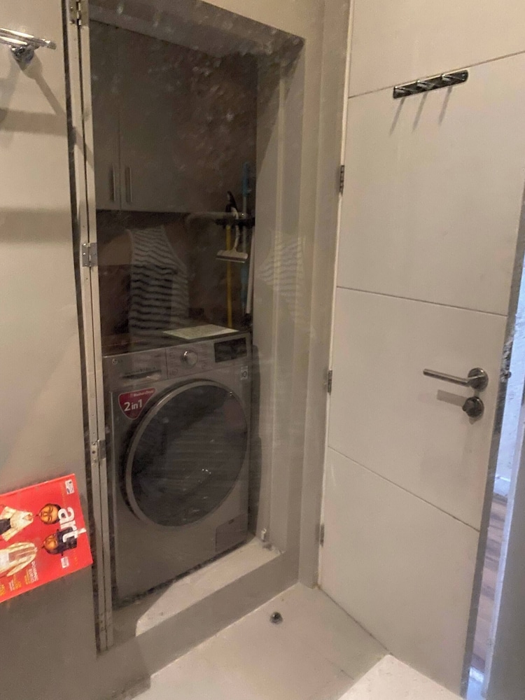 Elegant 2BR Apartment in Upscale Fort BGC Fast Wifi