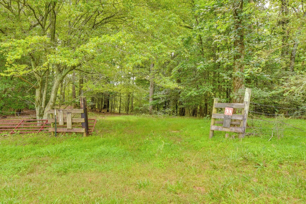 6 Miles to Helen: Cabin w/ Hot Tub & Views!