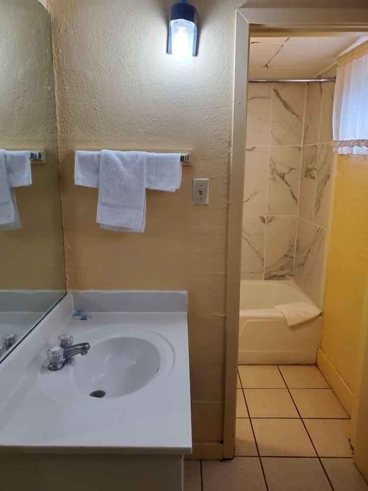 Fairview Heights Vacations - Trailway Motel - Property Image 6