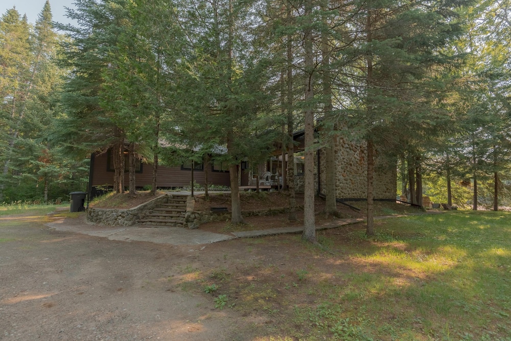 The Phoenix - Riverside Chalet With Beach