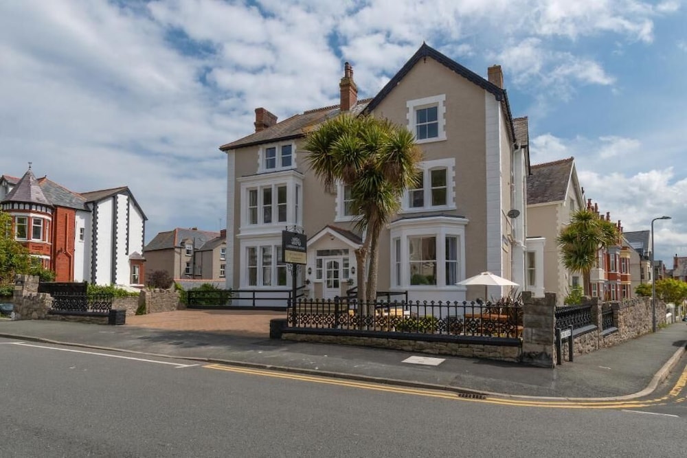 Lansdowne House with Private Car park