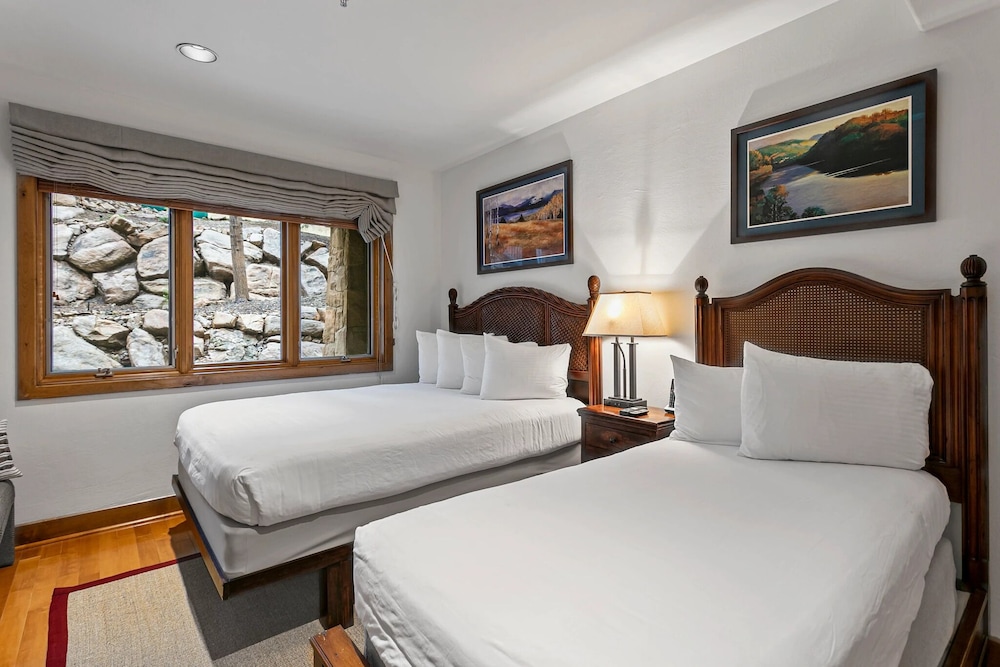 Sterling Lodge at Deer Valley Resort - Three Bedroom Condo with Hot Tub #111 3 Condo