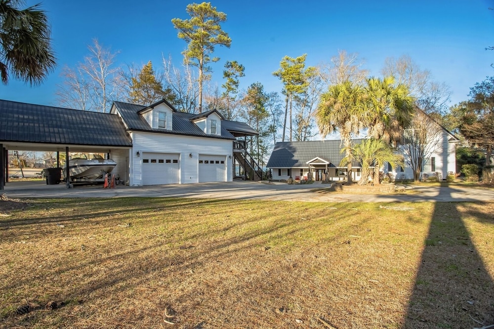 Luxury Lakefront 4br: Jacuzzi, Game Room & Wi-fi