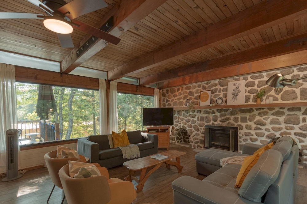 The Phoenix - Riverside Chalet With Beach